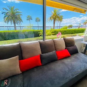 Appartement Magnifique Les Pieds Dans L'eau A, Saint-Laurent-du-Var